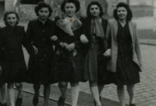 Groepsfoto van enkele vriendinnen aan de Vierwegen, Merelbeke, 1940-1945