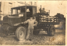 Eerste vrachtwagen van de melkerij, Scheldewindeke, begin 20e eeuw