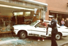Politie ter plaatse op auto-ongeluk bij bakkerij De Paepe, Merelbeke, 1982.