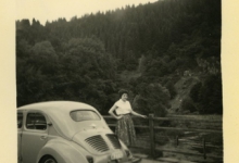 Cecile De Troy aan haar wagen, La Roche-en-Ardenne, 1958