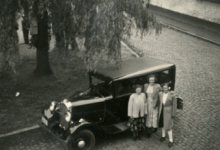 Mariette Jacobs, Jenny en Monique Vander Heyden aan de wagen van Silvain Jacobs, Merelbeke, 1950