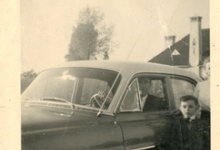 Familie Strijmeersch aan hun wagen, Sint-Lievens-Houtem, 1955