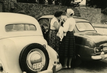 Marie-José Laveren aan enkele auto&#039;s, Scherpenheuvel, 1950-1960