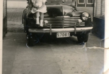 Arlette Brisard poseert bij de wagen, Bavegem, 1955