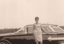 Francine Erauw aan een wagen, Sint-Lievens-Houtem, 1960-1970