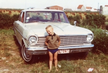 Mario Brisard aan een Ford Chevrolet, Belgische kust, jaren 1970
