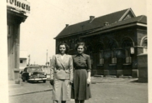 Mariette Rouckhout en een vriendin, Elene, 1950