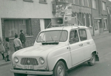 Een Renault R4 in de Bacchusstoet, Sint-Lievens-Houtem, 1965