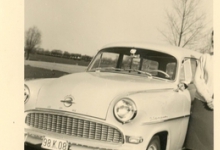 Jenny Van der Heyden aan de Opel Record, Merelbeke, jaren 1960