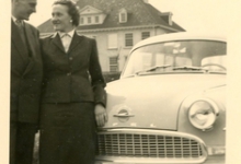 Jenny Van der Heyden en Gilbert De Paepe aan hun Opel Record in Duinbergen, jaren 1960