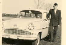 Gilbert De Paepe aan zijn Opel Record, Merelbeke, jaren 1960