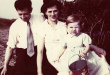 Schepen Marleen Verdonck op vakantie met haar ouders, Cadzand, 1956