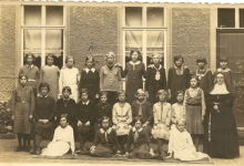 Klasfoto van een groep leerlingen van de meisjesschool van Balegem