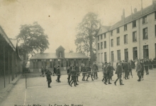 Speelplaats van de middelbare afdeling in 1914
College Melle
