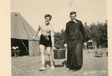 Chiro Melle, proost en leider met kookpot, omgeving Genk, 1957