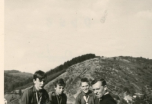 Chiro Melle, proost E.H Verhaeghe met enkele chiroleden, Maboge, 1961
