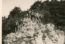 Chiro Melle, deelnemers fietstocht poseren op een rots, Luxemburg, 1962