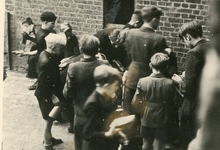Chiro Melle, aanschuiven voor de lunch op kamp, Bonheiden, 1945
