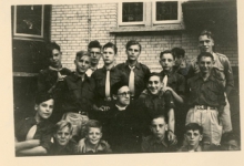 Chiro Melle, groepsfoto met pater Frederique, 1943 -1947