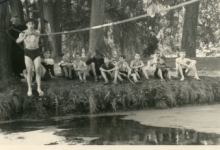 Chiro Melle steekt beek over, Egenhoven, 1950