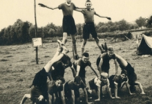 Chirojongens bouwen menselijke piramide, Herentals, 1954