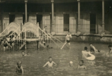 De chirojongens in het zwembad van College Melle, 1955