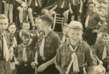 Chirojongens aan een vrachtwagen, Neerpelt, 1955