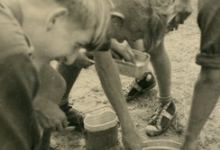 Afwassen op chirokamp, Neerpelt, 1955