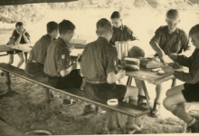 Boterhammen smeren op chirokamp, Neerpelt, 1955