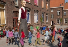Leerlingen van het derde leerjaar dansen rond reus De Muntenaar, Munte, 2014 Leerlingen van het derde leerjaar dansen rond reus De Muntenaar, Munte, 2014