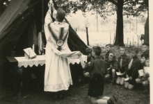 Eucharistieviering op chirokamp, Louis-Marie, 1956