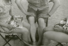 Leden chiro Geertrui nemen een voetbad, 1975-1979