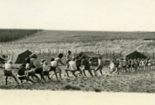 Touwtrekken op kamp, Opoeteren, 1970