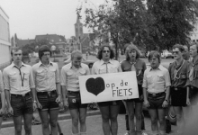 Leiding bij start fietstocht in Melle, 1979
