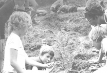 Knikkeren op chirokamp, Guirsch, 1975