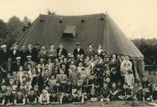 Groepsfoto tijdens een bezoekdag op chirokamp, 1953(?)