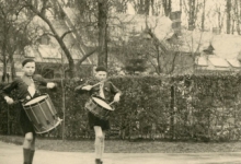 Trommelaars in driekoningenstoet chiro Melle, jaren 1950