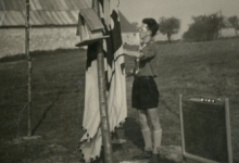 Chirolid hijst vlag op kamp, jaren 1950