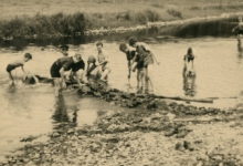 Chiro Melle bouwt dam tijdens fietstocht, Duitsland, 1954