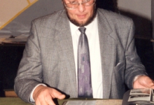 Michel de Roeck bekijkt oude fotoalbums Melle, 1989.