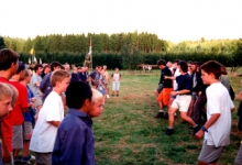 Animatie en dans tijdens de bezoekdag op kamp te Opont, 1999.