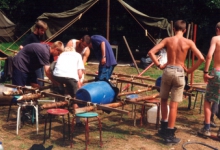 Een vlot bouwen, Vresse, 2000.