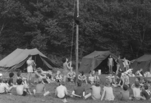 Hijsen van vlag op kamp chiro Melle, Willerzie, 1974