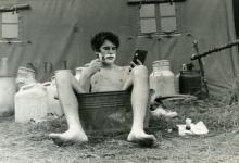 Scheerbeurt Luc Remue op chirokamp, Tenneville, 1979