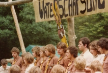 Leiding op openingsformatie kamp, Brisy, 1977