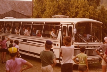 Ouders chiroleden komen aan per bus, Manderfeld, 1973