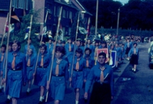 Chiromeisjes met pennoenen bij inhuldiging pastoor, Melle, 1965