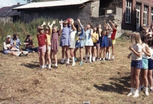 Chiro Melle Geertrui. Estafettespel op kamp in Sugny, 1973.