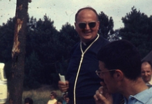 Chiro Melle Geertrui. Proost Gerad Linthout scheidsrechter van het volleybaltornooi. Kamp Geel, 1967. 