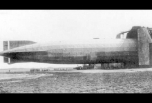 Een zeppelin wordt de hangar binnengetrokken.